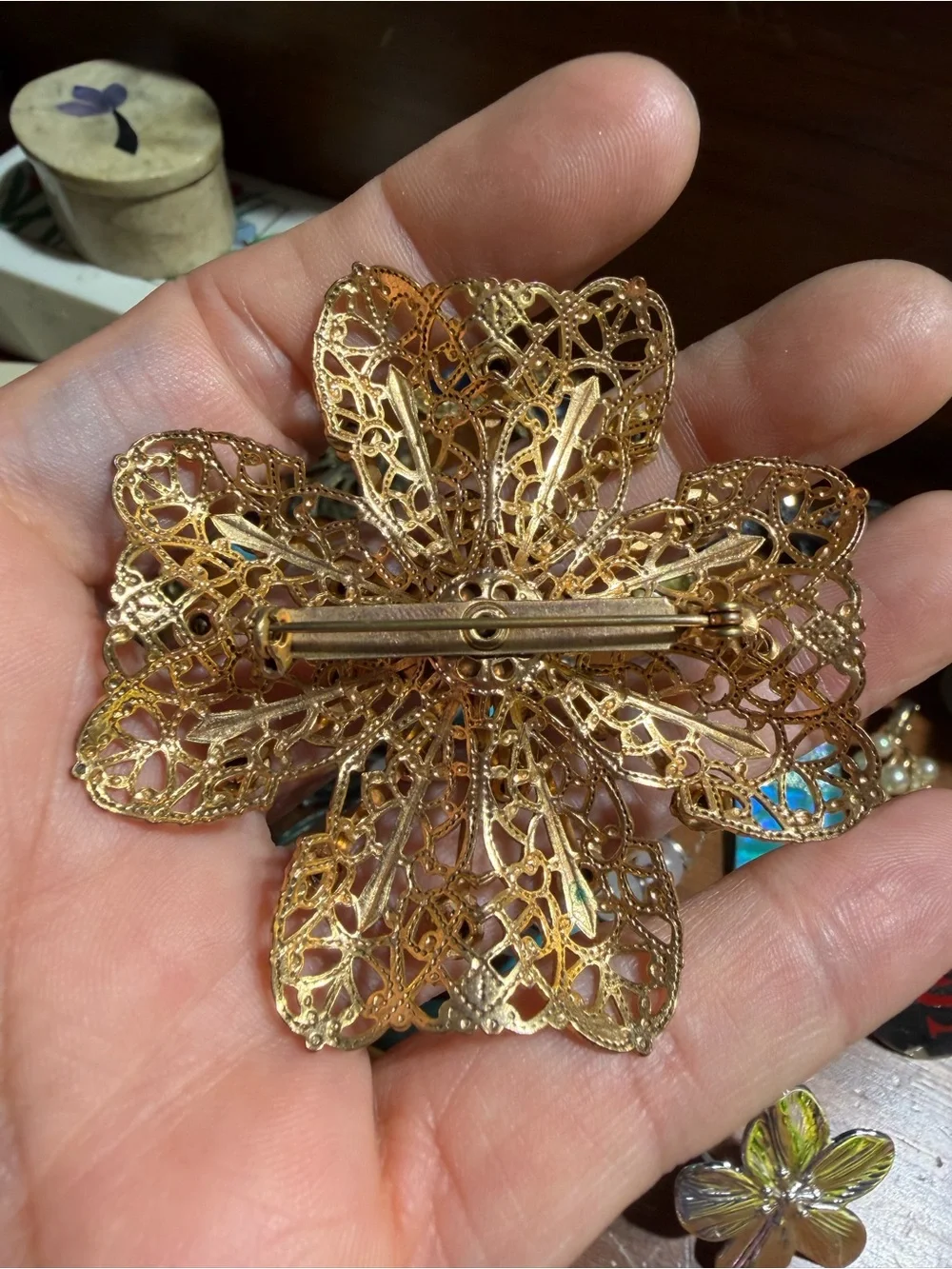 vintage gold tone filigree iridescent aurora borealis rhinestone flower brooch
